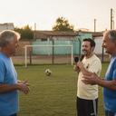 Fixit Dalmao conversando con vecinos en una cancha barrial de Juan Lacaze