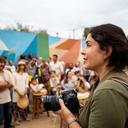 Sthefanny Schindler fotografiando una actividad cultural al aire libre en Colonia